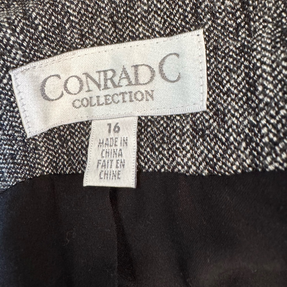 Conrad C Women's Military-Style Jacket with gorgeous buttons. Ptp 23”length22.5” - Picture 13 of 14